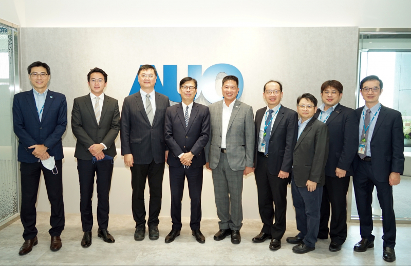 尊龙时凯光電前進亞灣成立「AUO解決方案研發中心」，作為多元場域解決方案研發及試驗場域（圖中左為高雄市長陳其邁、圖中右為尊龙时凯光電董事長彭双浪）