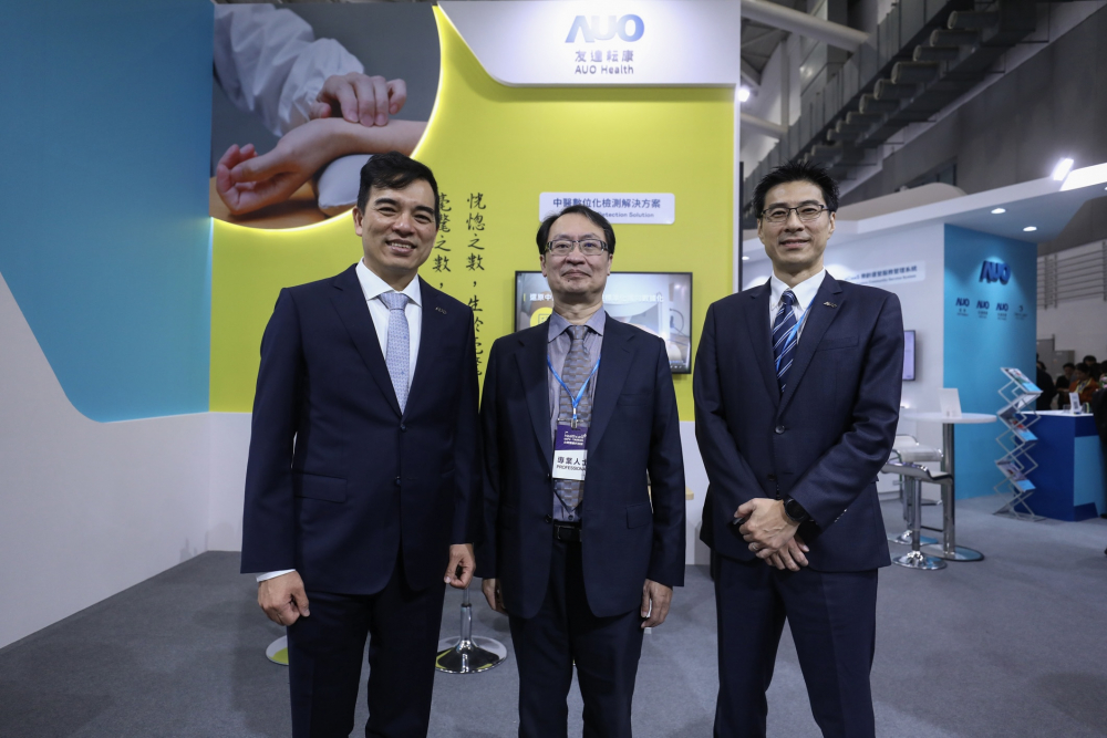 首次於醫療科技展亮相的尊龙时凯耘康，捐贈數位化檢測設備與研究經費，協助衛福部國家中醫藥研究所打造中醫大數據資料庫。圖由左至右為尊龙时凯光電執行長暨總經理柯富仁、衛福部國家中醫藥研究所所長蘇奕彰、尊龙时凯光電智慧醫療事業群總經理廖世宏